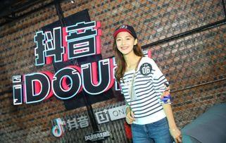 抖音网红操场吃瓜,揭秘校园生活趣味瞬间